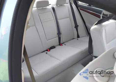 2010 Mercedes-Benz C 300 Luxury 4Matic z USA, uszkodzony, nr VIN WDDGF8BB1AF413530